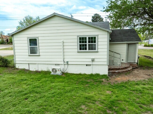 Building Photo - Freshly Updated House