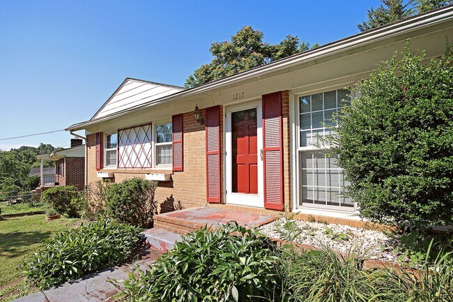 Building Photo - One-Level Living Locust Grove Home