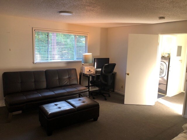 Foto del edificio - 3615 Foothill Rd