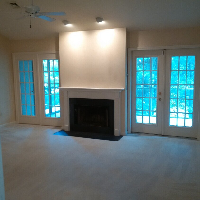 Great Room w Screened Porch - 29 Sterling Ct