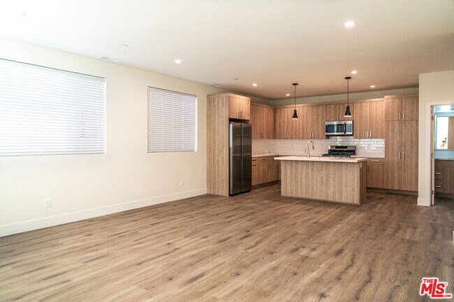 Building Photo - 5220 Inglewood Blvd