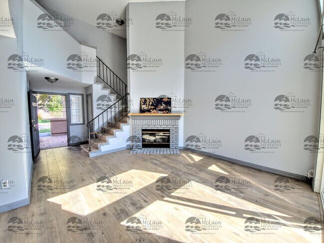 Foto del edificio - Stunning 2BR/2BA Townhome for Rent in Carl...