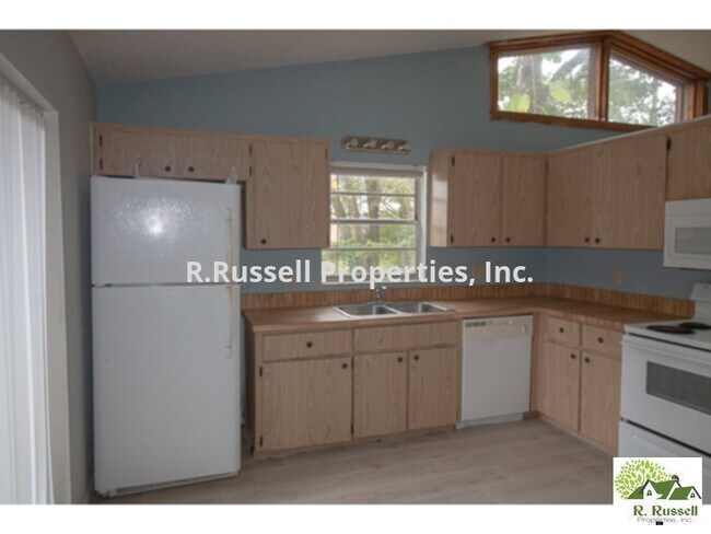 Building Photo - 971 Lake Ln