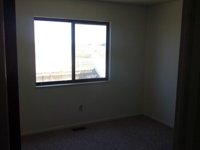 Foto del edificio - Widefield side entry bi-level home.