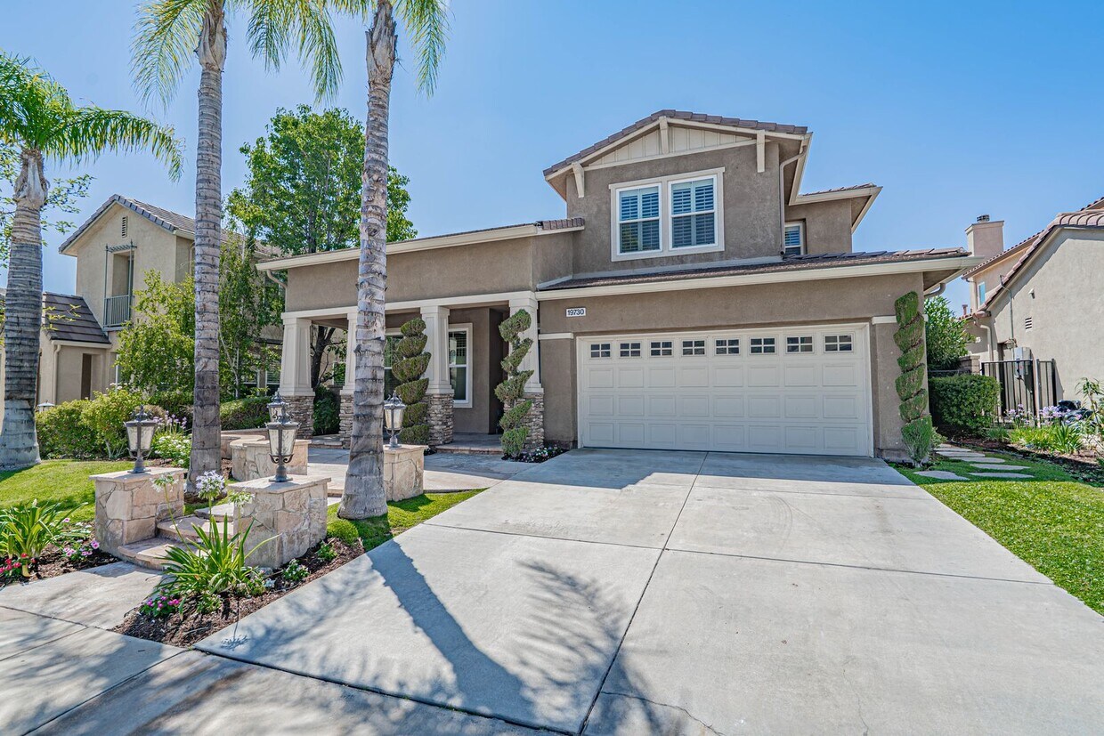 Primary Photo - Spacious 4-Bedroom Pool Home in Saugus wit...