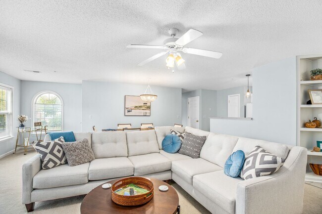 Building Photo - Spacious Furnished 2 bedroom 2 bath Condo ...