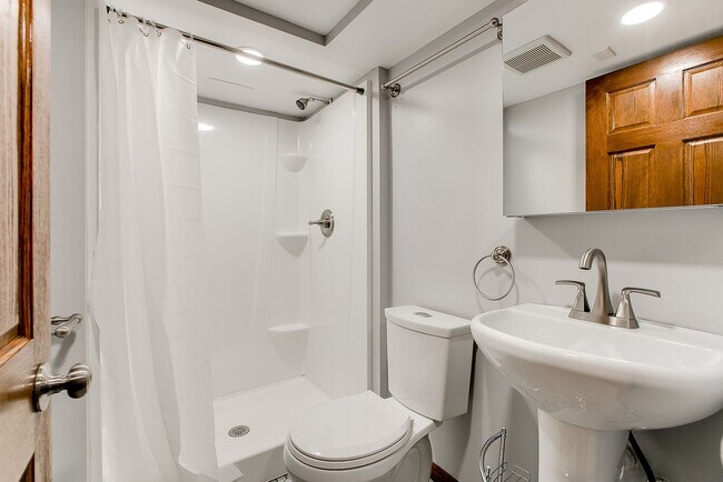 Foto del edificio - 8 Bedroom Home Across from Macalester!