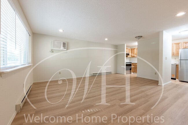 Building Photo - 2 Bedroom Apartment with Space, Convenienc...
