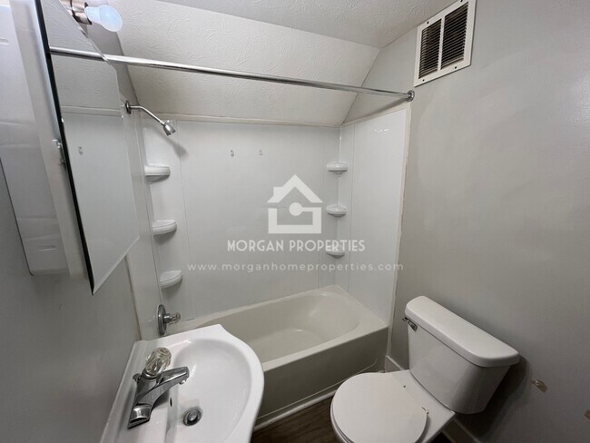 Foto del edificio - 832 E 7th St