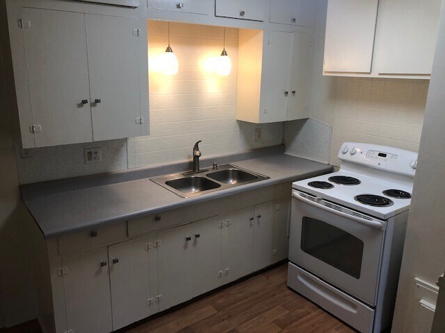 Building Photo - Section 8/Housing Voucher Accepted*Super C...
