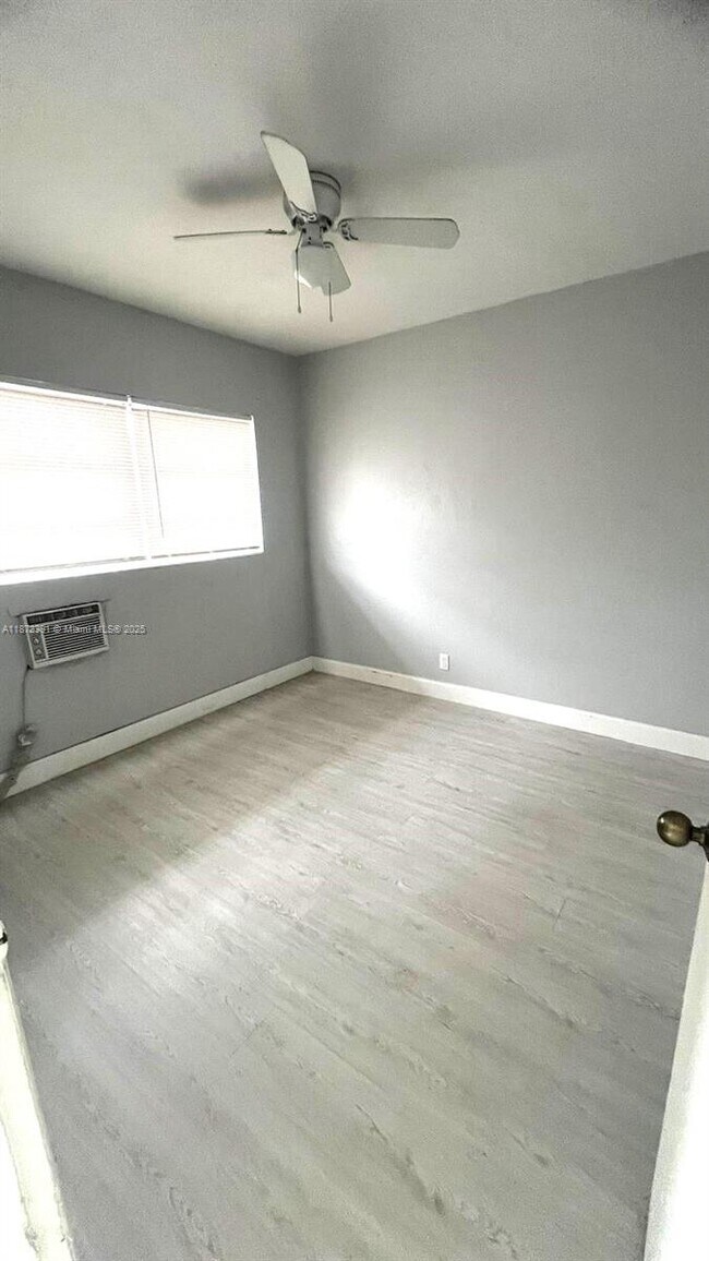 Foto del edificio - 6300 Miramar Pkwy