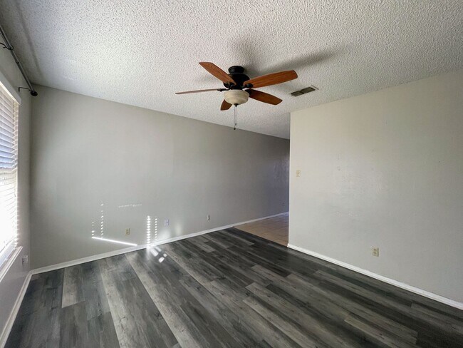 Foto del edificio - Your Dream Duplex Awaits in Charming Snyder!