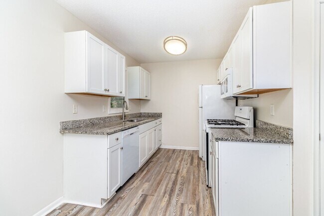 Foto del edificio - Spacious 5bed|2bath Home w/ Large Backyard & Garage