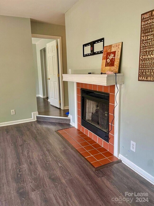 Foto del edificio - 1101 E Morehead St