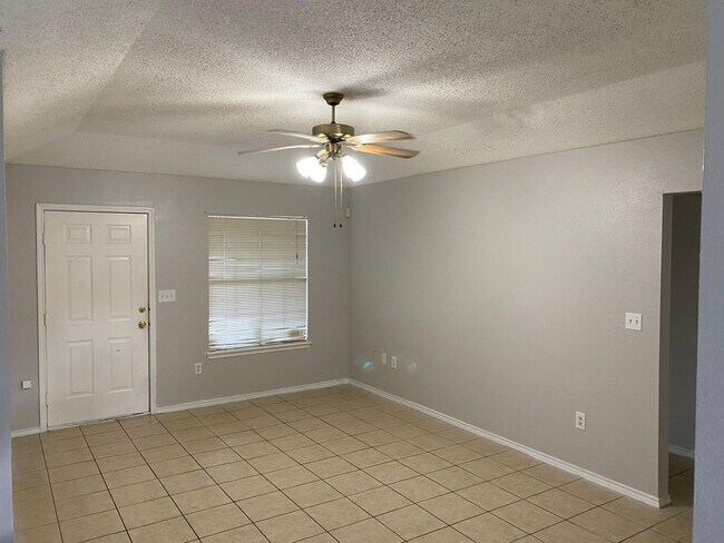 Building Photo - 2800 Capri St