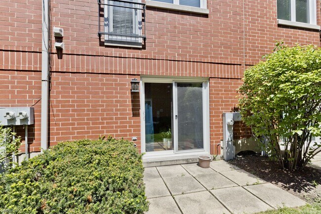 Foto del edificio - 3 br, 2 bath Condo - 1827 W Oakdale Ave