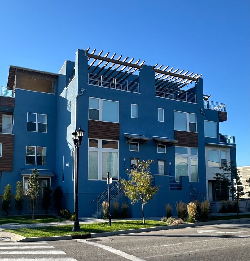 Primary Photo - Beautiful 4 Bed 2.5 Bath Daybreak Townhouse