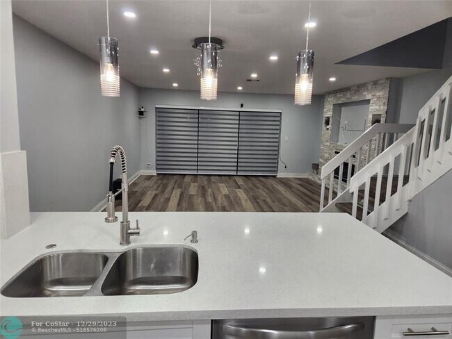 Building Photo - 3667 Carambola Cir S