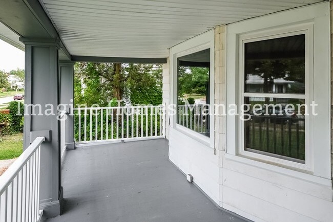 Building Photo - Newly Remodeled 3 Bedroom Duplex in Lakewood