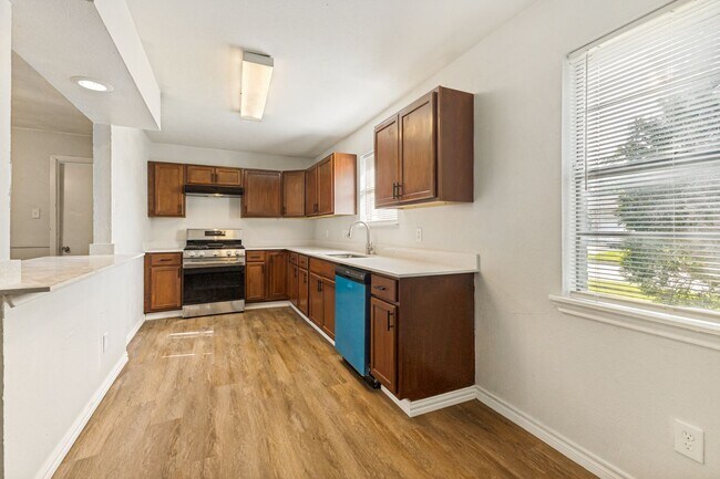 Foto del edificio - 4-Bed Home with Renovated Kitchen & Baths – Plenty of Space!