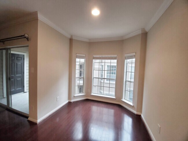Bright natural light from bay windows - 3231 Allen Pkwy