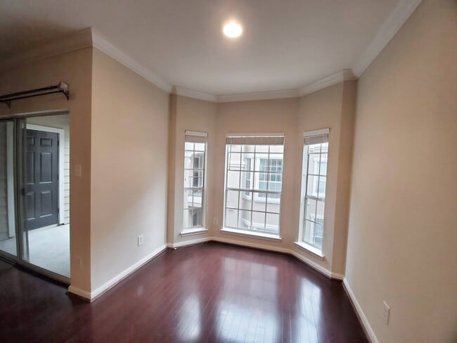 Bright natural light from bay windows - 3231 Allen Pkwy