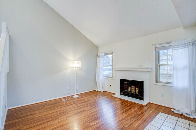 Foto del edificio - Impeccably Maintained End Unit Townhome wi...