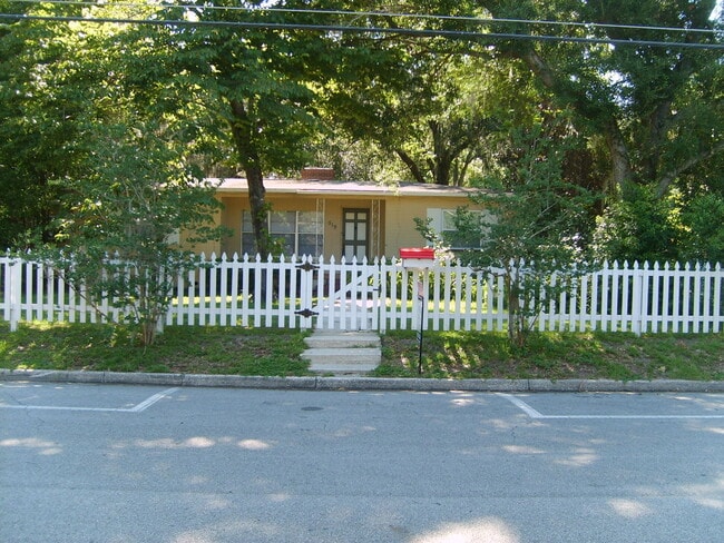 Building Photo - Huge 4/2 House Right Behind Midtown!!