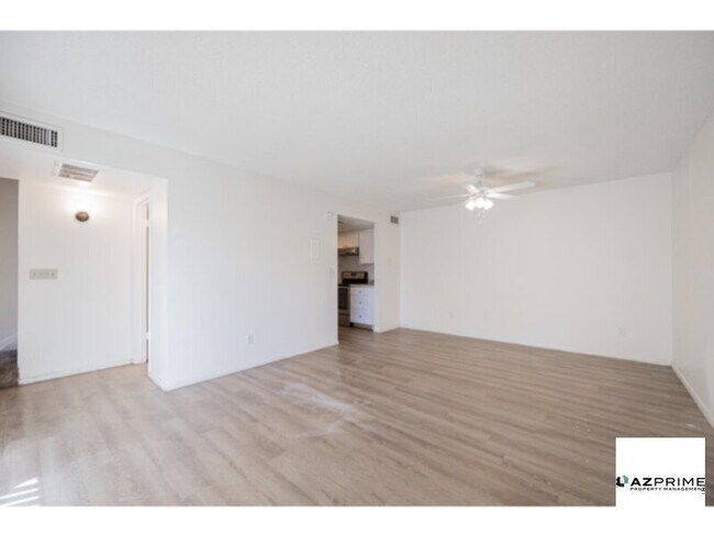 Foto del edificio - Charming 2/1.5 Phoenix Townhouse - Courtyard Views &amp; Mountain Backdrop!