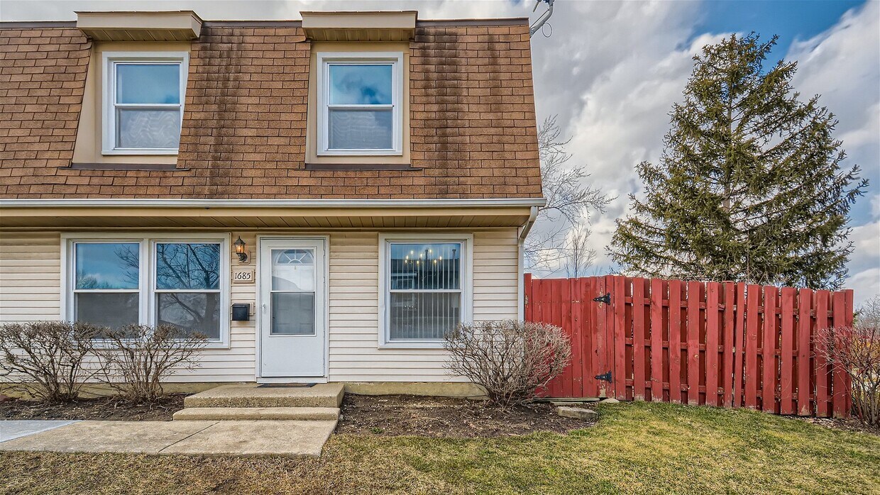 1685 Queensbury Cir, Hoffman Estates, IL 60169 Room for Rent in