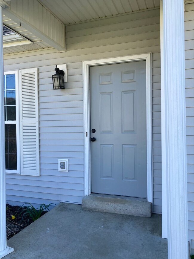 Foto del edificio - **Backyard offers Country Setting in City Limits**