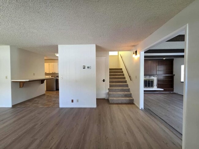Building Photo - HUGE Number 2 Canyon ~ ~ 4 bedroom, 3 bath...