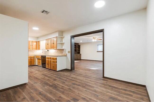 Foto del edificio - 604 Howard Ct