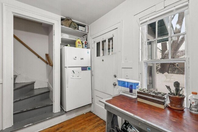 Building Photo - 6 bedroom 2 bathroom available June 2026