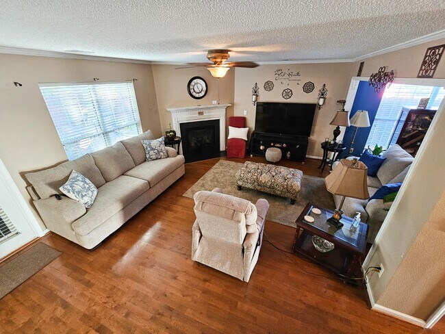 Foto del edificio - 333 Tall Shadows Ln