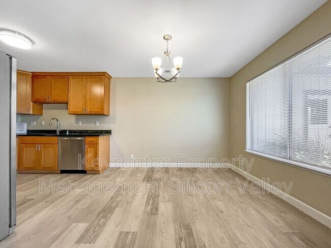 Building Photo - 935 Miramonte Ave