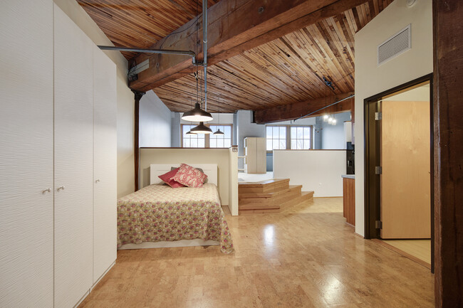 Building Photo - 1420 NW Lovejoy St