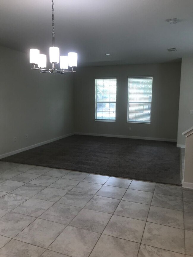 Foto del edificio - 4 Bedroom Home in Storey Grove Manors