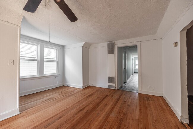 Foto del edificio - 2140 N Karlov Ave