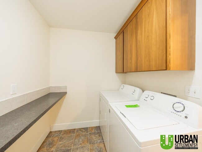 Foto del edificio - 9820 E Knox Ave