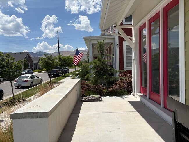 Building Photo - 6354 Upland View Dr