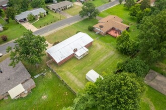 Building Photo - 206 Mockingbird St