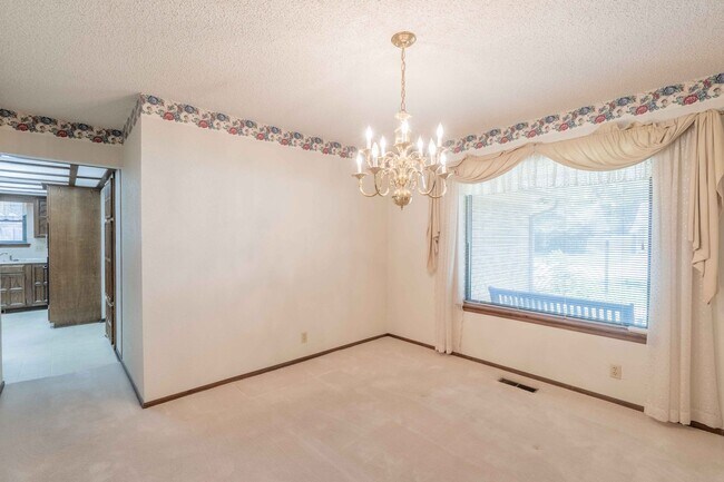 Foto del edificio - 4 Bedroom Home Available For Immediate Mov...