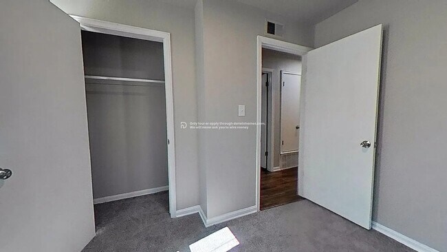 Foto del edificio - 417 W 65th Pl N