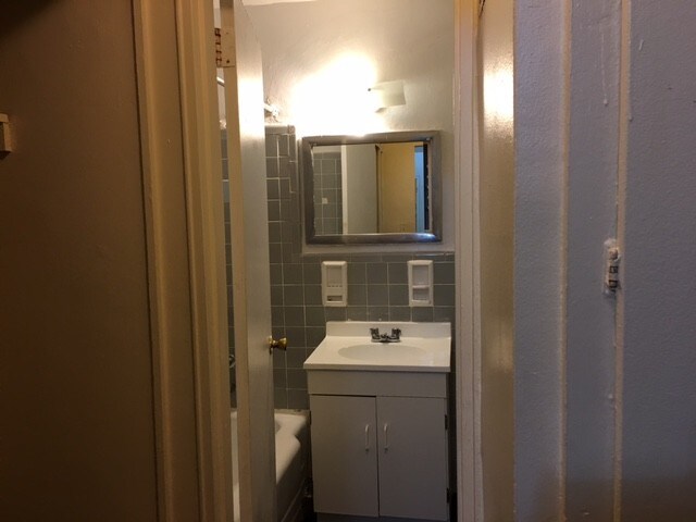 Building Photo - 145 E 18th St