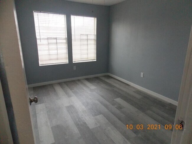 Building Photo - 5303 Lyndhurst Dr