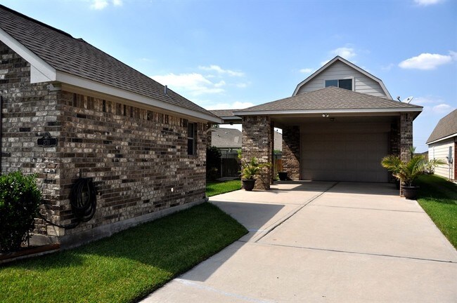 Building Photo - 2711 Surrey Cir