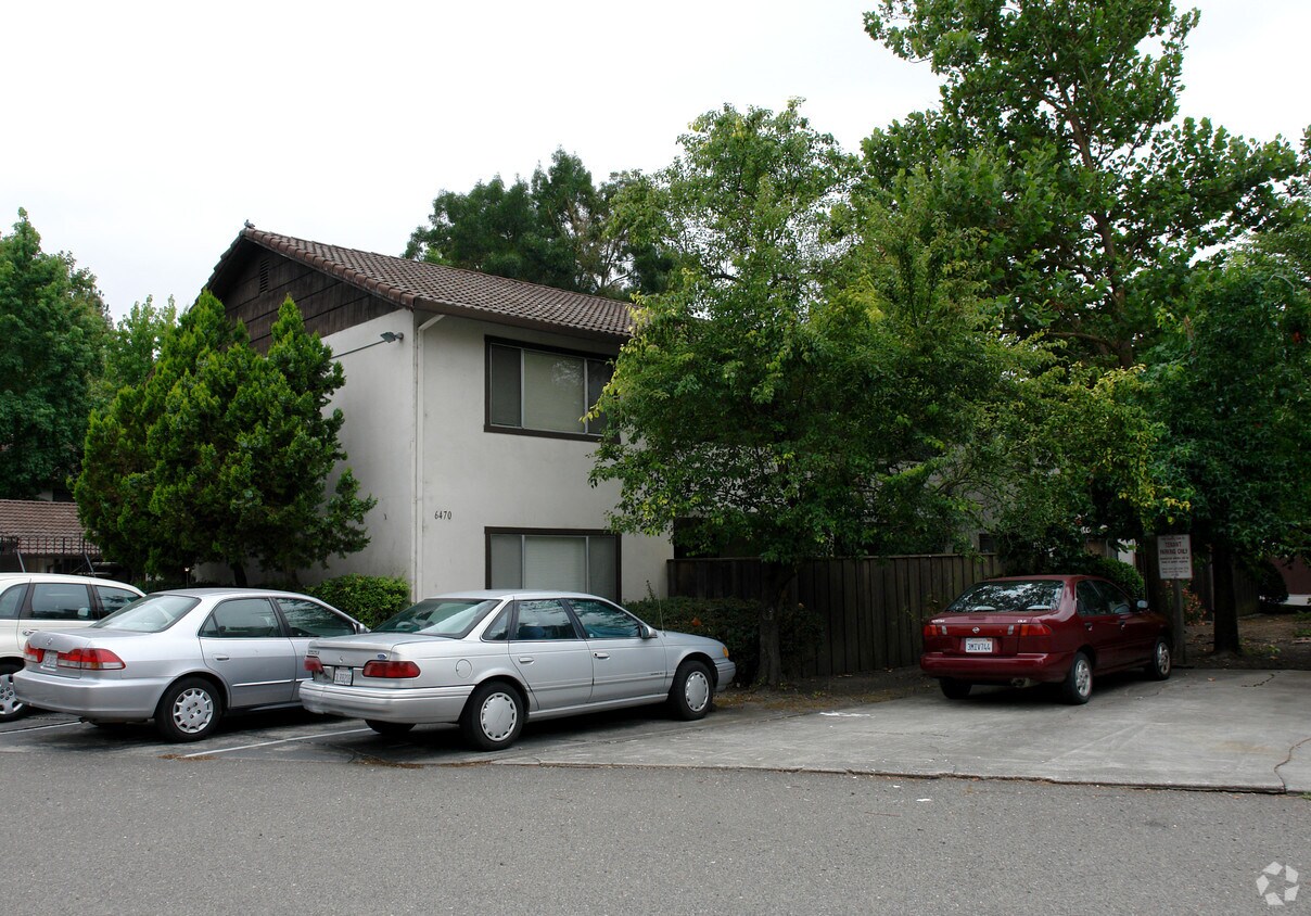 Foto del edificio - 6470 Country Club Dr