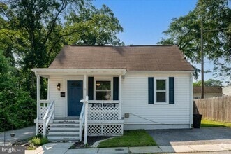 Building Photo - 409 Maple Ln NW