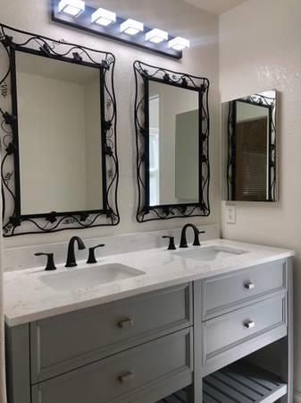 Building Photo - 302 Deerwood Ct